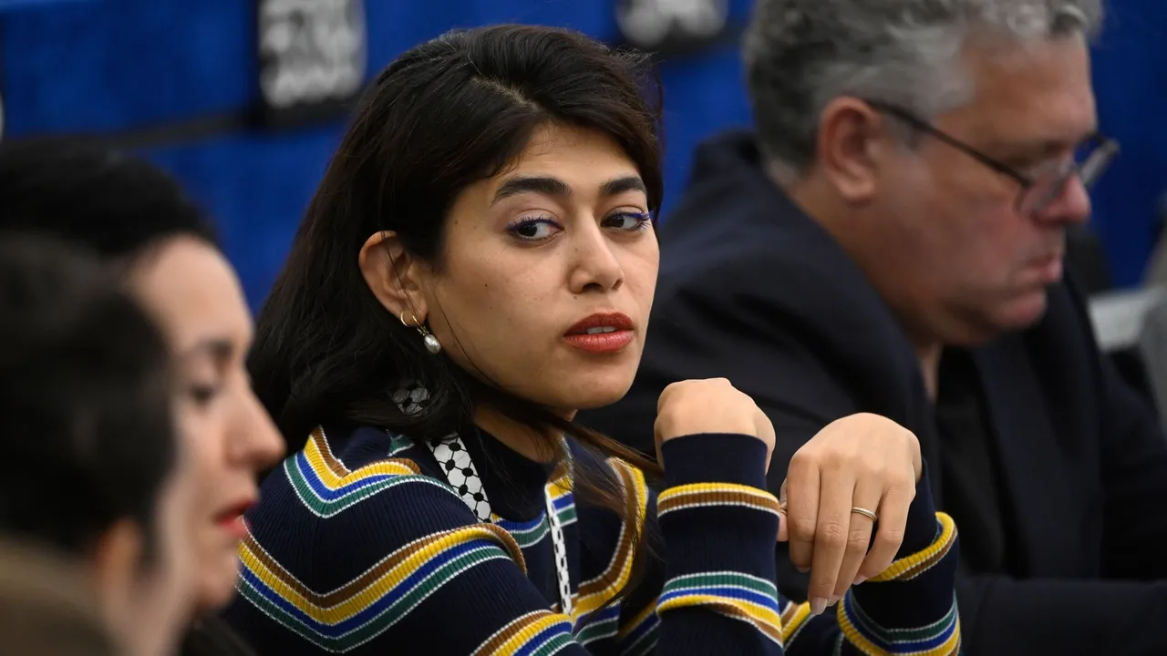 Awrupa Parlamentındağı protest waqıtında Fransiyä deputatı Rima Xäsän İzrail bayrağın iñderde
