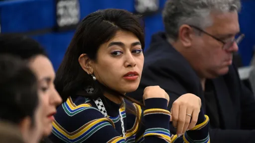 Awrupa Parlamentındağı protest waqıtında Fransiyä deputatı Rima Xäsän İzrail bayrağın iñderde