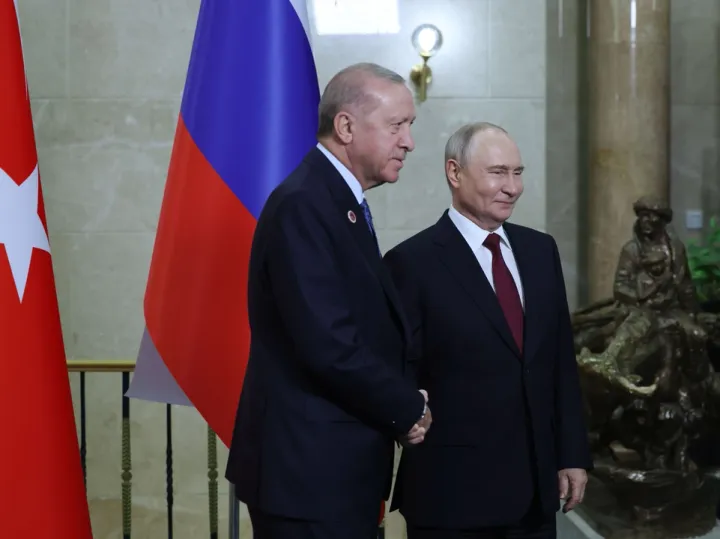 Erdogan e Putin discutem segurança no Mar Negro e contactos Rússia-Ucrânia em ligação telefónica
