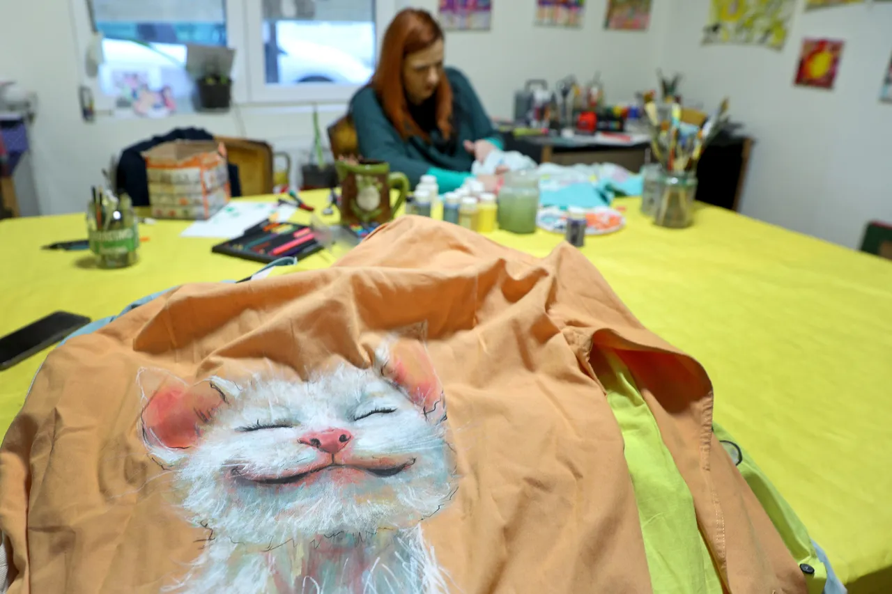 Umetnička reciklaža Miljane Stojadinović: Tekstil koji oslikavam završio bi na deponiji