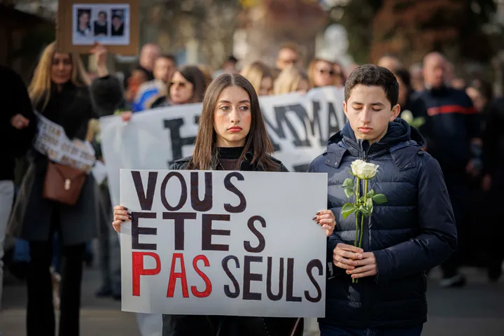Hunderte bei Schweigemarsch für Opfer von Brandkatastrophe in der Schweiz