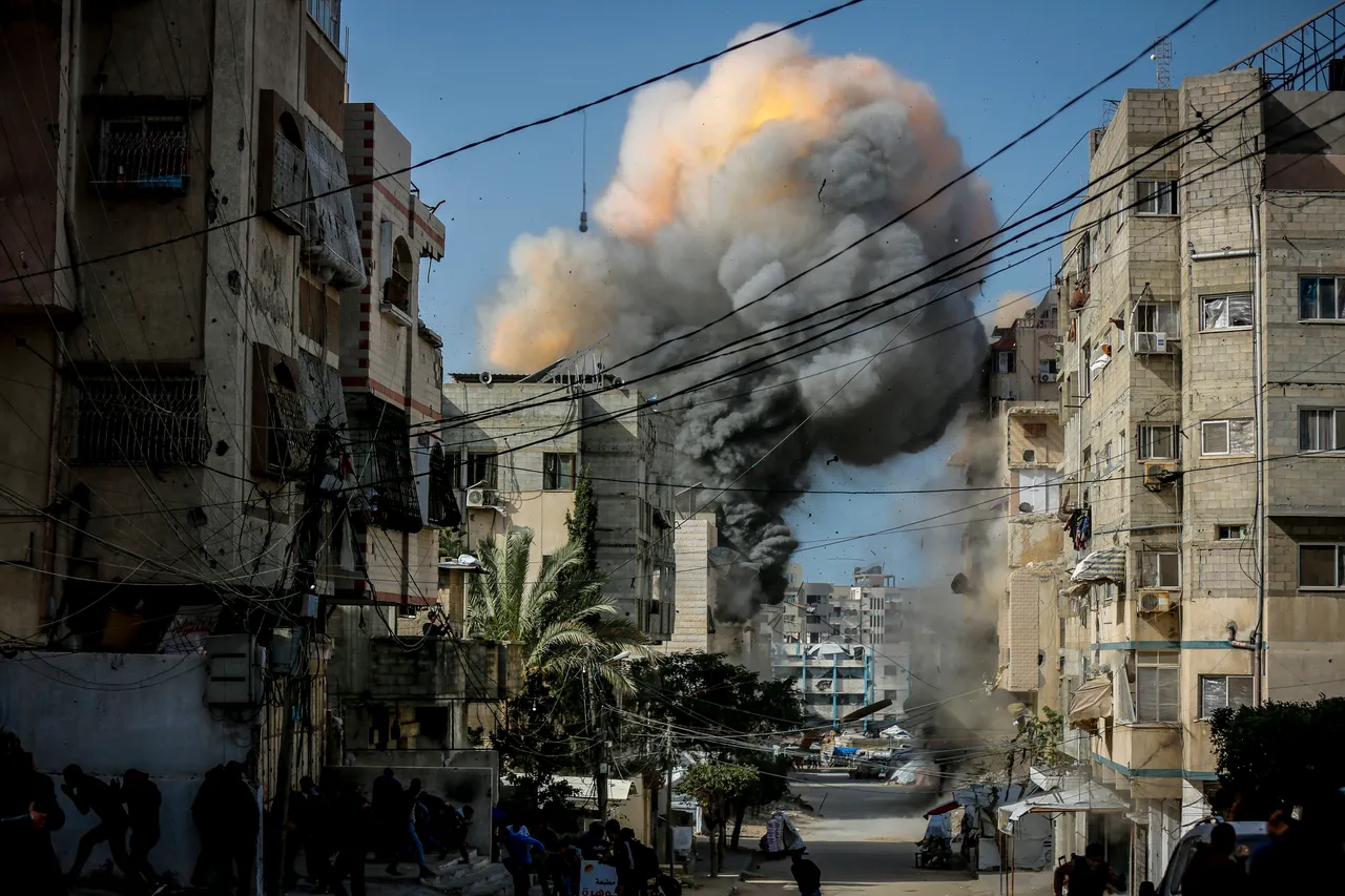 بعد يوم دامٍ استشهد فيه 37 شخصاً.. فتح تجريبي لمعبر رفح وشهيد بقصف على غزة وسط استمرار نسف المنازل