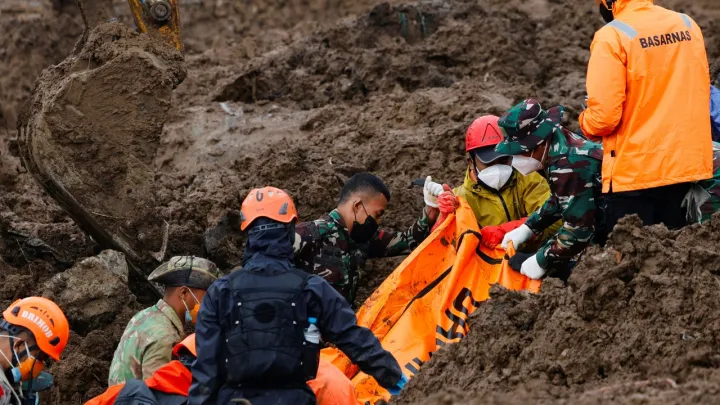 Buscas por 10 desaparecidos em deslizamento de terra na Indonésia entram no 9.º dia: 70 mortos