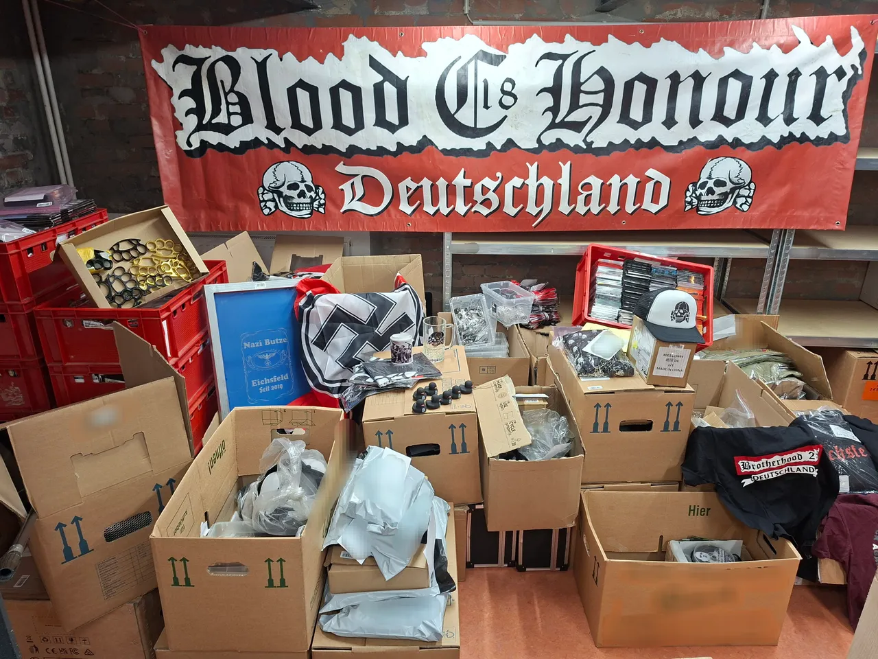 Razzia bei Rechtsextremisten in Deutschland und der Schweiz - Ein Haftbefehl