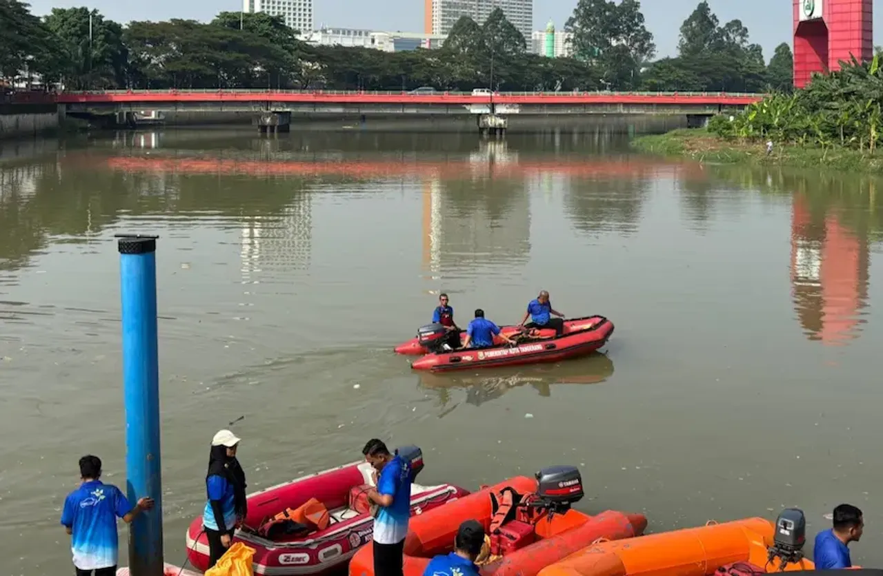 Sungai Jaletreng dan Cisadane tercemar usai kebakaran pabrik kimia di Tangerang Selatan