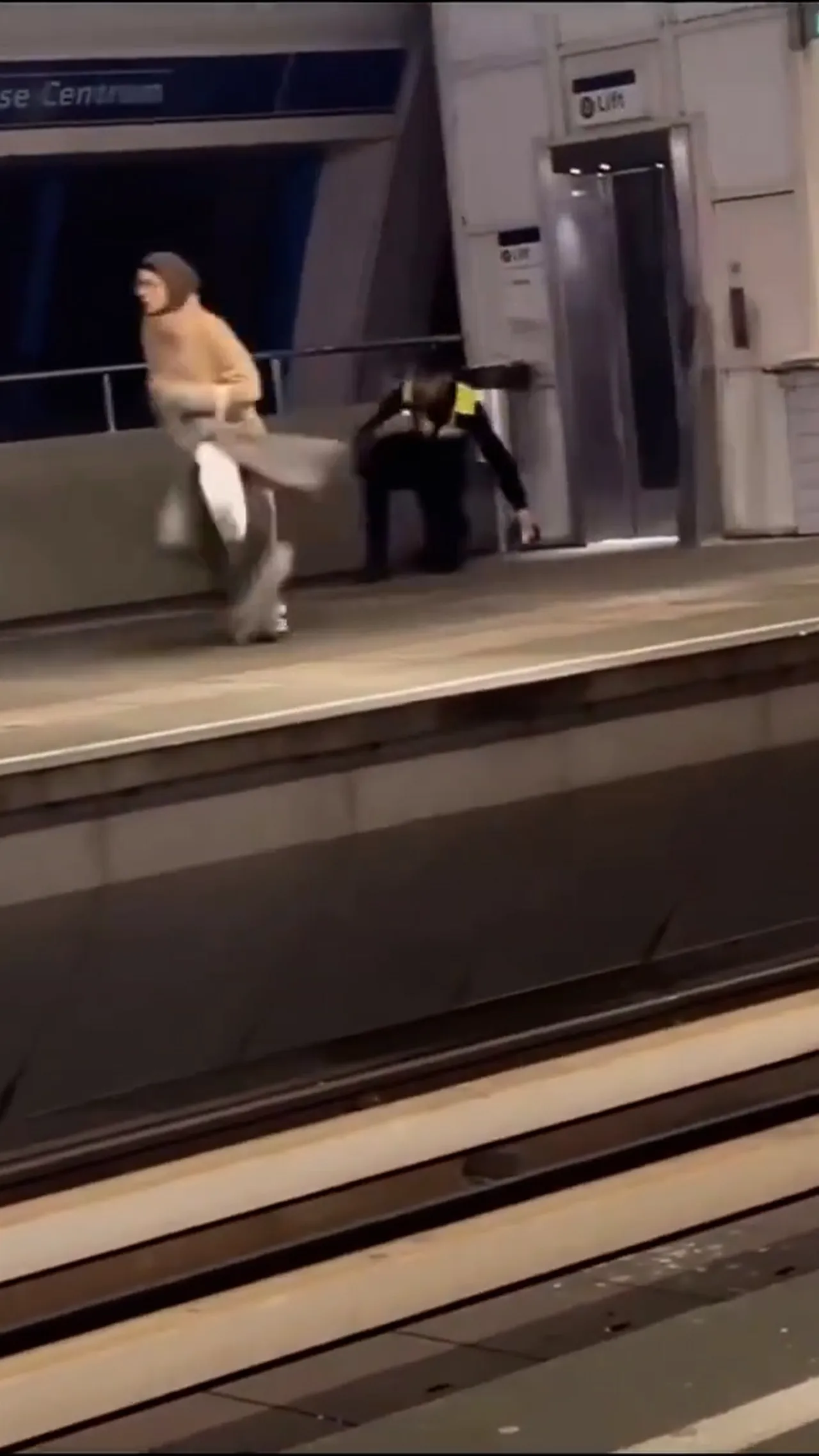 Wanita Muslim dilecehkan oleh polisi Belanda