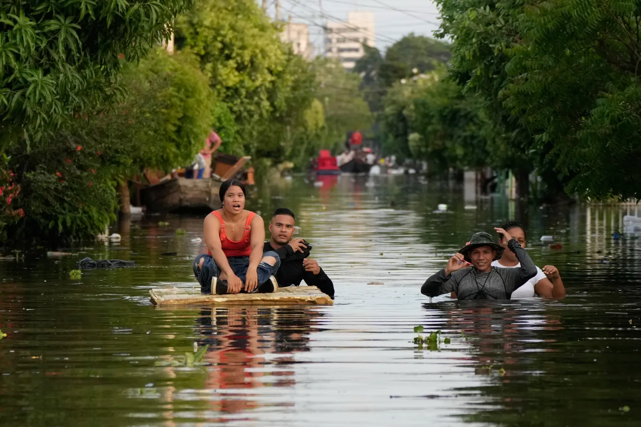 Norte de Colombia, bajo agua: lluvias récord desatan inundaciones mortales con miles de damnificados