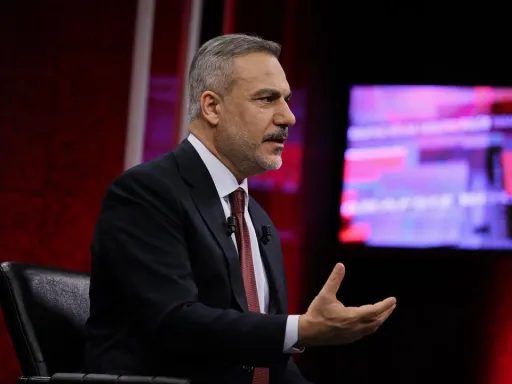 Ministro Fidan da Türkiye descarta ataques aéreos como caminho para a mudança de regime no Irão