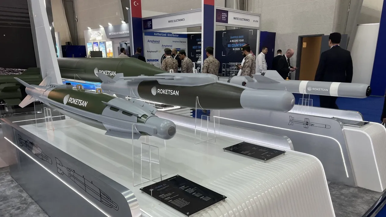 Roketsan da Türkiye revela a munição planadora «Eren», equipada com IA, em Riade
