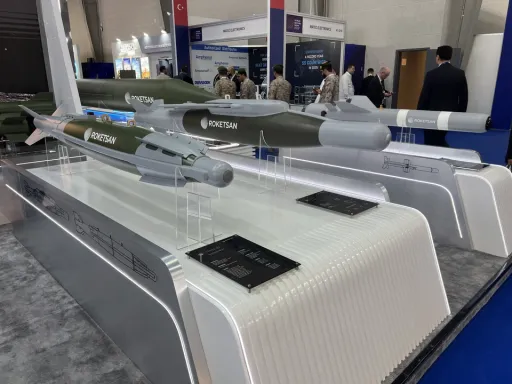 Roketsan da Türkiye revela a munição planadora «Eren», equipada com IA, em Riade