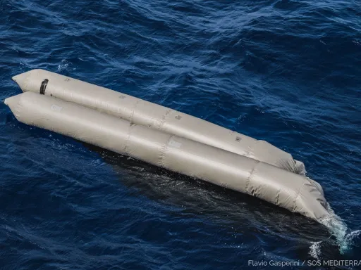 53 migrantes, incluindo 2 bebés, mortos ou desaparecidos após embarcação naufragar ao largo da Líbia