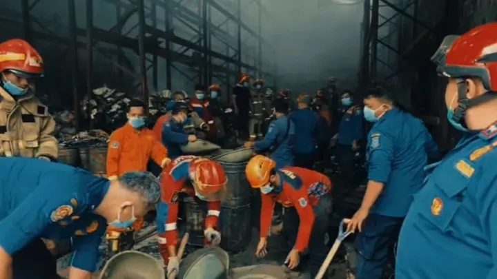 Sungai Jaletreng dan Cisadane tercemar usai kebakaran pabrik kimia di Tangerang Selatan