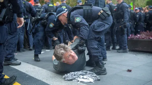 رئيس وزراء أستراليا ومسؤولون يدعون للهدوء بعد اشتباكات خلال احتجاجات على زيارة هرتسوغ