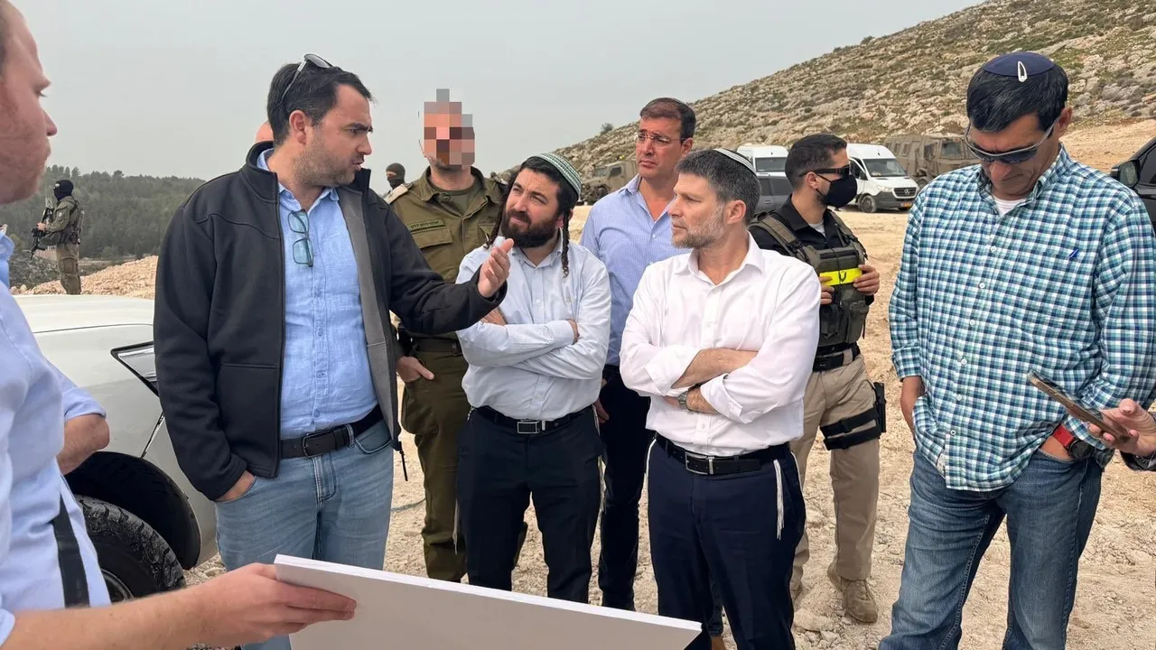 الاحتلال يصعّد في الضفة.. سموتريتش يقتحم "نعلين" واعتداءات استيطانية وتهجير قسري للعائلات