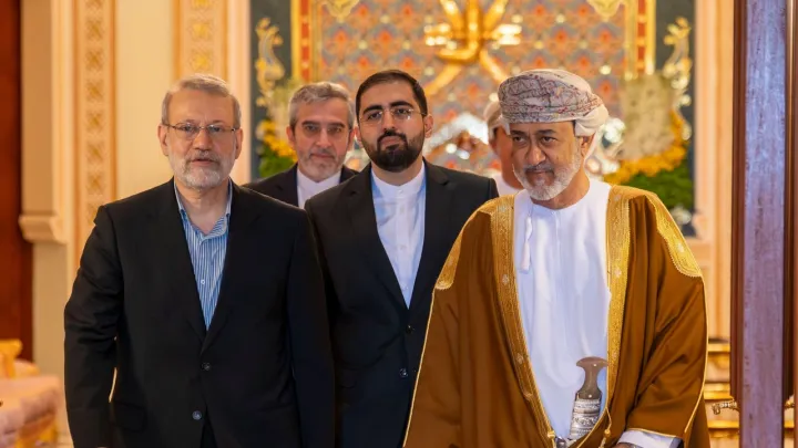 لاريجاني يبحث في مسقط التوصل إلى اتفاق "متوازن" مع واشنطن.. وطهران تجدد تحذيرها من أي هجوم