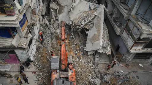 غزة.. الاحتلال ينفذ عمليات نسف واسعة وعودة 40 فلسطينياً عبر معبر رفح وسط قيود مشددة