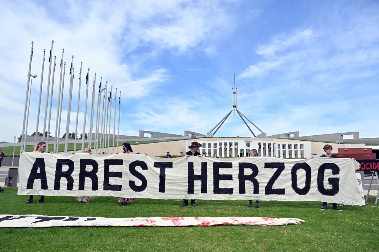 Centinaia di persone manifestano davanti al Parlamento australiano contro la visita di Herzog