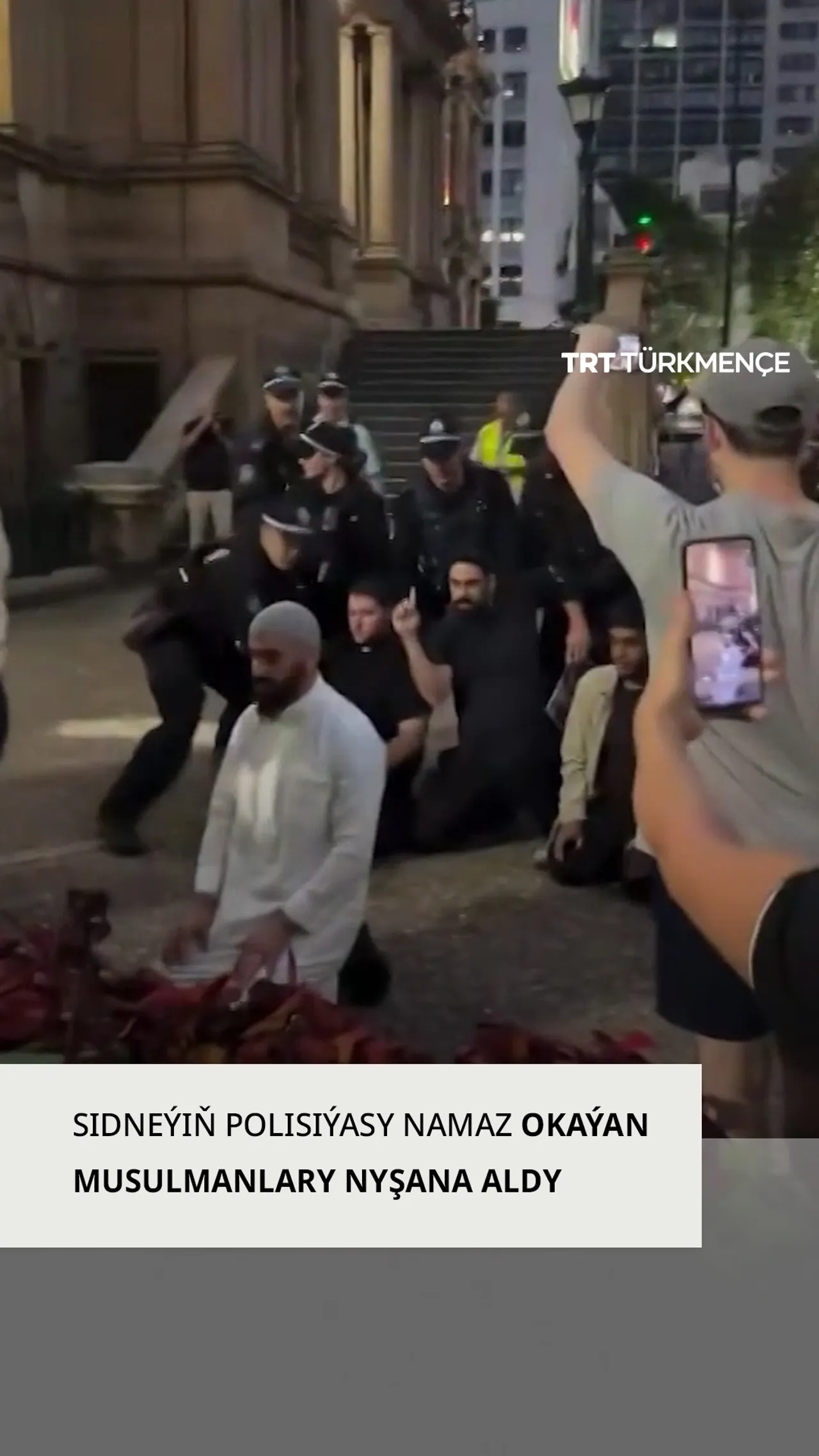 SIDNEÝIŇ POLISIÝASY NAMAZ OKAÝAN MUSULMANLARY NYŞANA ALDY