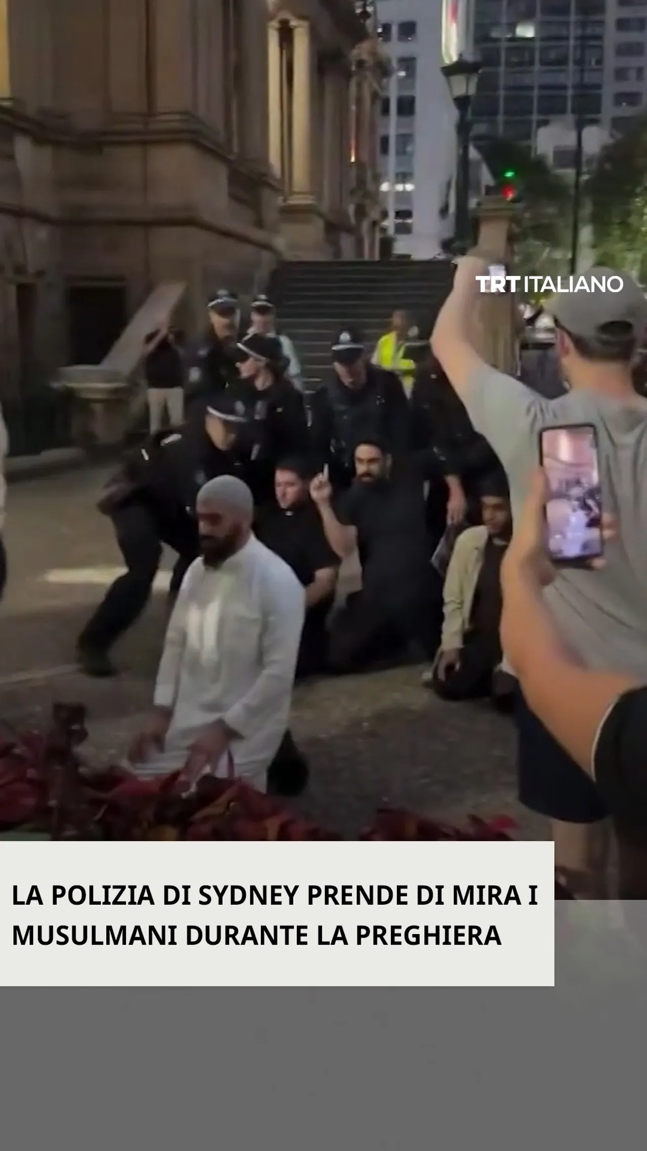 La polizia di Sydney prende di mira i musulmani durante la preghiera