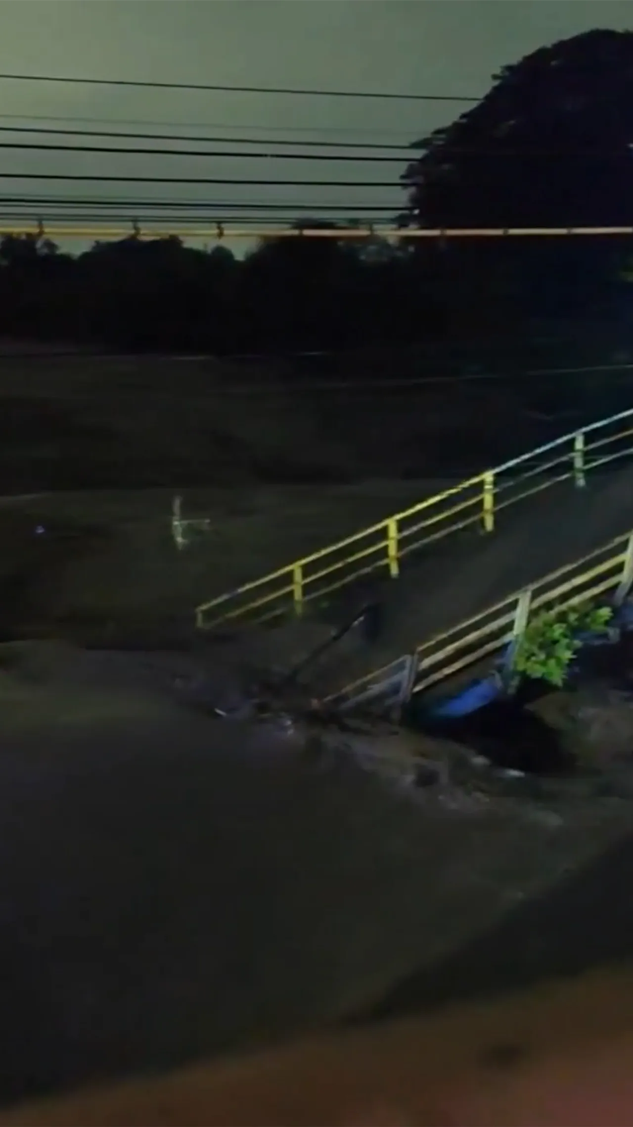 Banjir besar putuskan jembatan dan akses di Tegal, Jawa Tengah