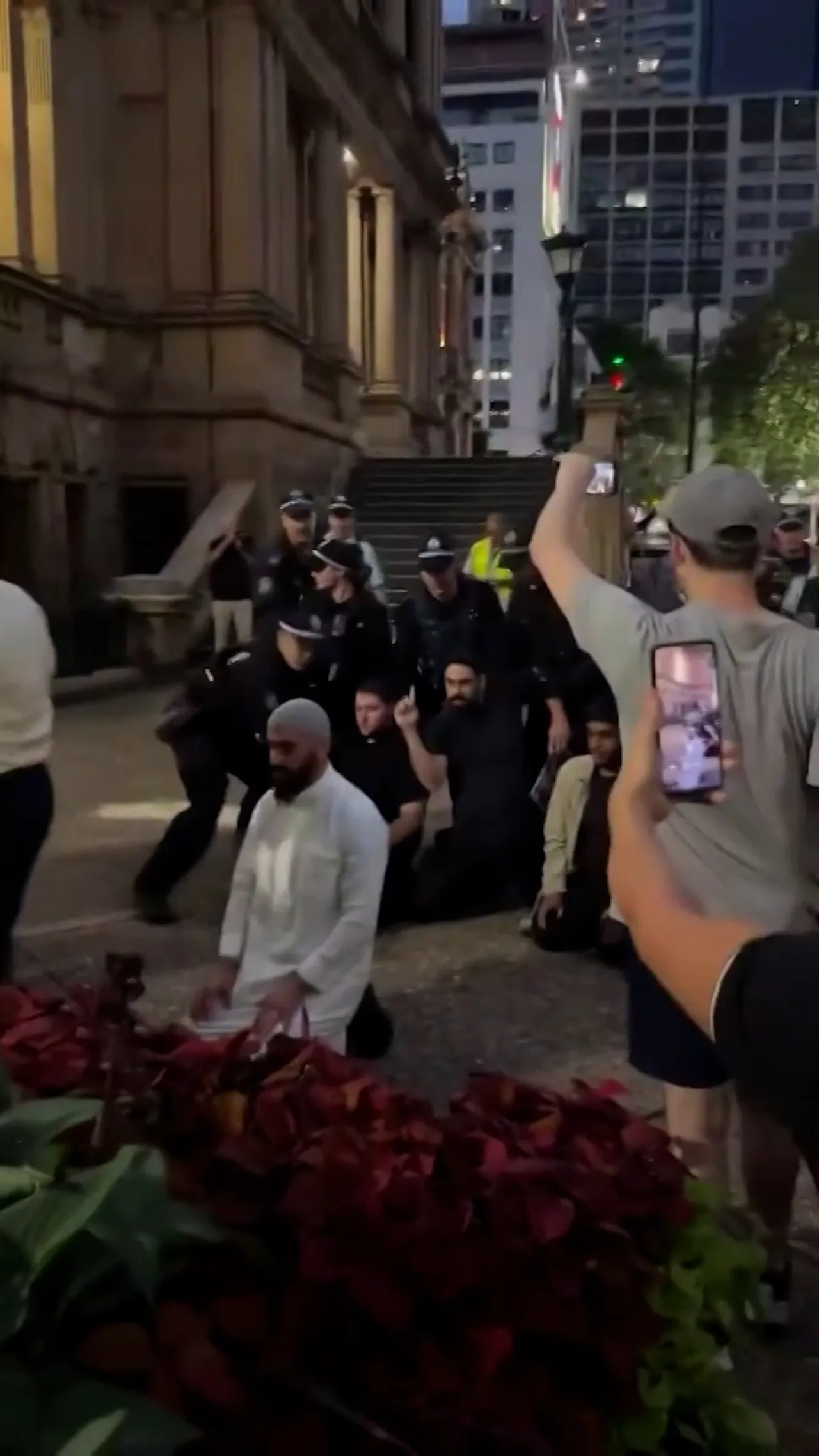 Polisi Sydney menyerang Muslim saat mereka shalat dengan damai