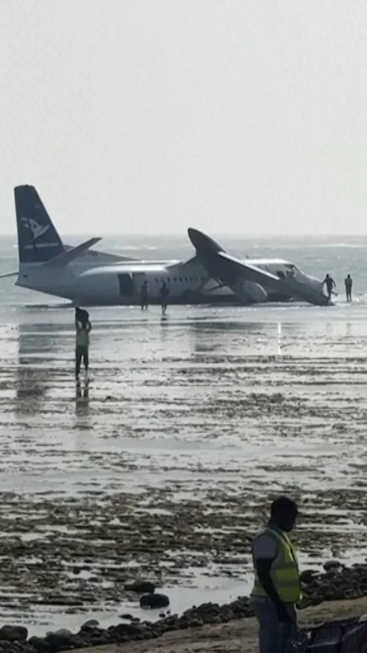 Pesawat berpenumpang lakukan pendaratan darurat di Pantai bandara Somalia