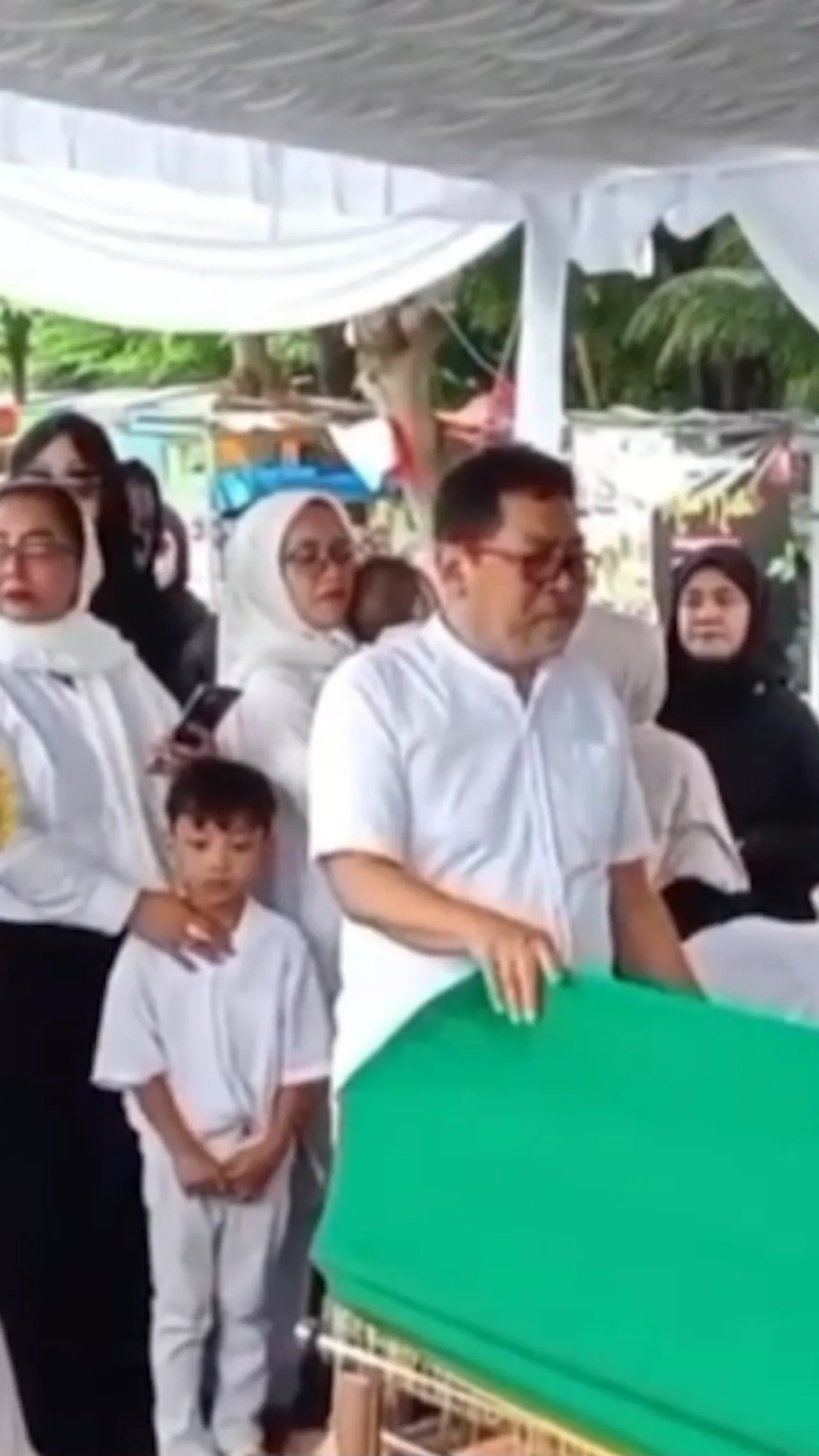 Bocah WNI korban kecelakaan di Singapura dimakamkan di Tanah Kusir