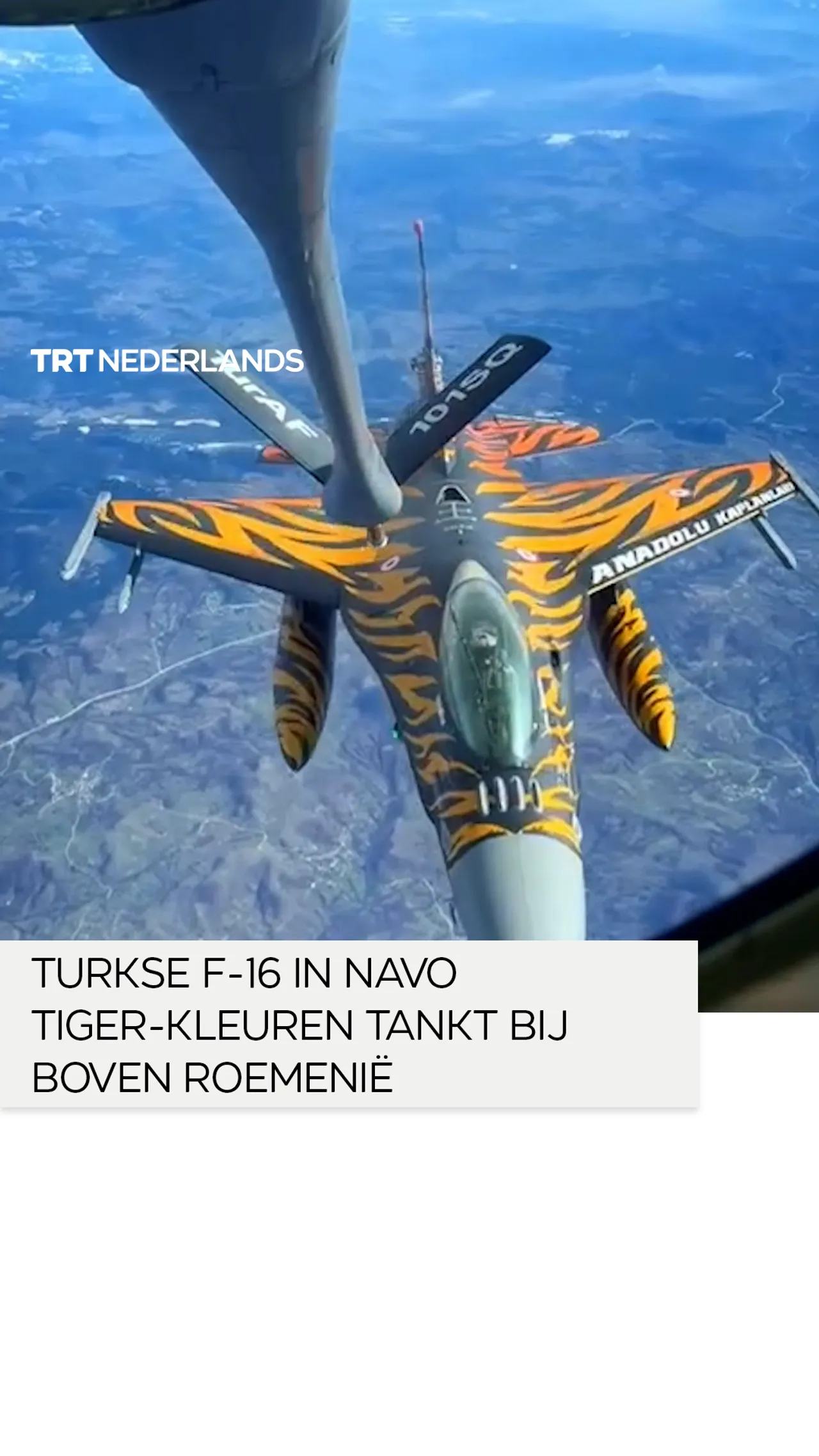 Turkse F-16 in NAVO Tiger-kleuren tankt bij boven Roemenië