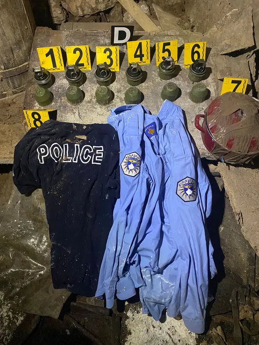 Policia gjen granata dore dhe pjesë të uniformave të Policisë së Kosovës në Veri