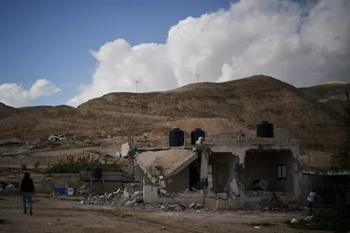 الاحتلال يعتقل فلسطينيين ويهدم منازل خلال عمليات متزامنة في 12 قرية بالضفة الغربية