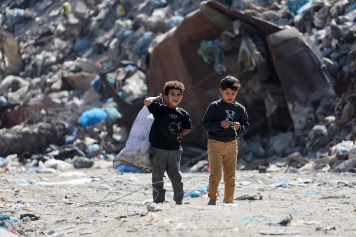 مصرع طفلة فلسطينية وإصابة أسرتها بحريق خيمة في غزة