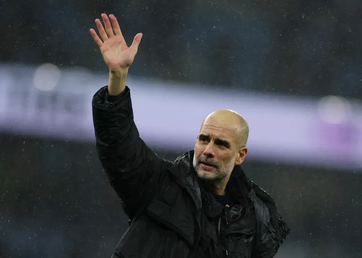 Менаџерот на Манчестер Сити со потпишани дресови го поддржа ампутираниот тим од Газа