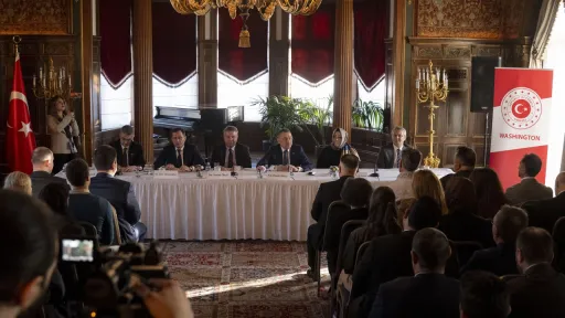 Delegacioni parlamentar turk zhvillon takime në Uashington