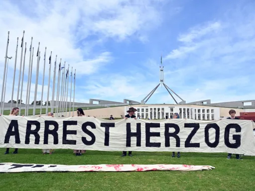 Centenas de pessoas protestam no parlamento australiano contra a visita do presidente israelita