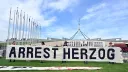 Centenas de pessoas protestam no parlamento australiano contra a visita do presidente israelita