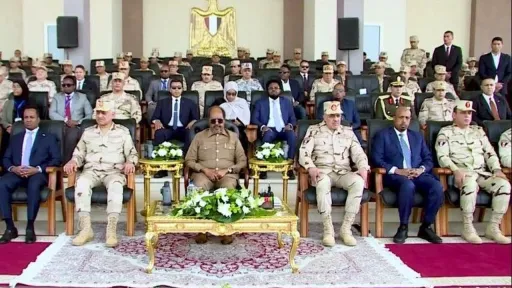 رئيس الصومال ووزير الدفاع المصري يشهدان اصطفاف القوات المصرية بعد تأكيد السيسي نشرها في بعثة إفريقية