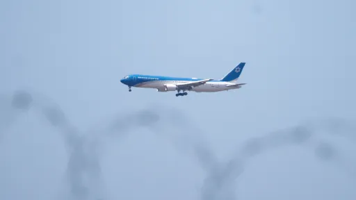 Avião de Netanyahu cruza o espaço aéreo de três estados partes do TPI, apesar do mandado de prisão