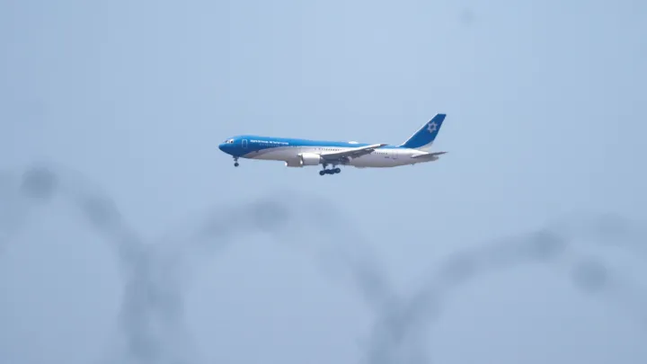 Avião de Netanyahu cruza o espaço aéreo de três estados partes do TPI, apesar do mandado de prisão