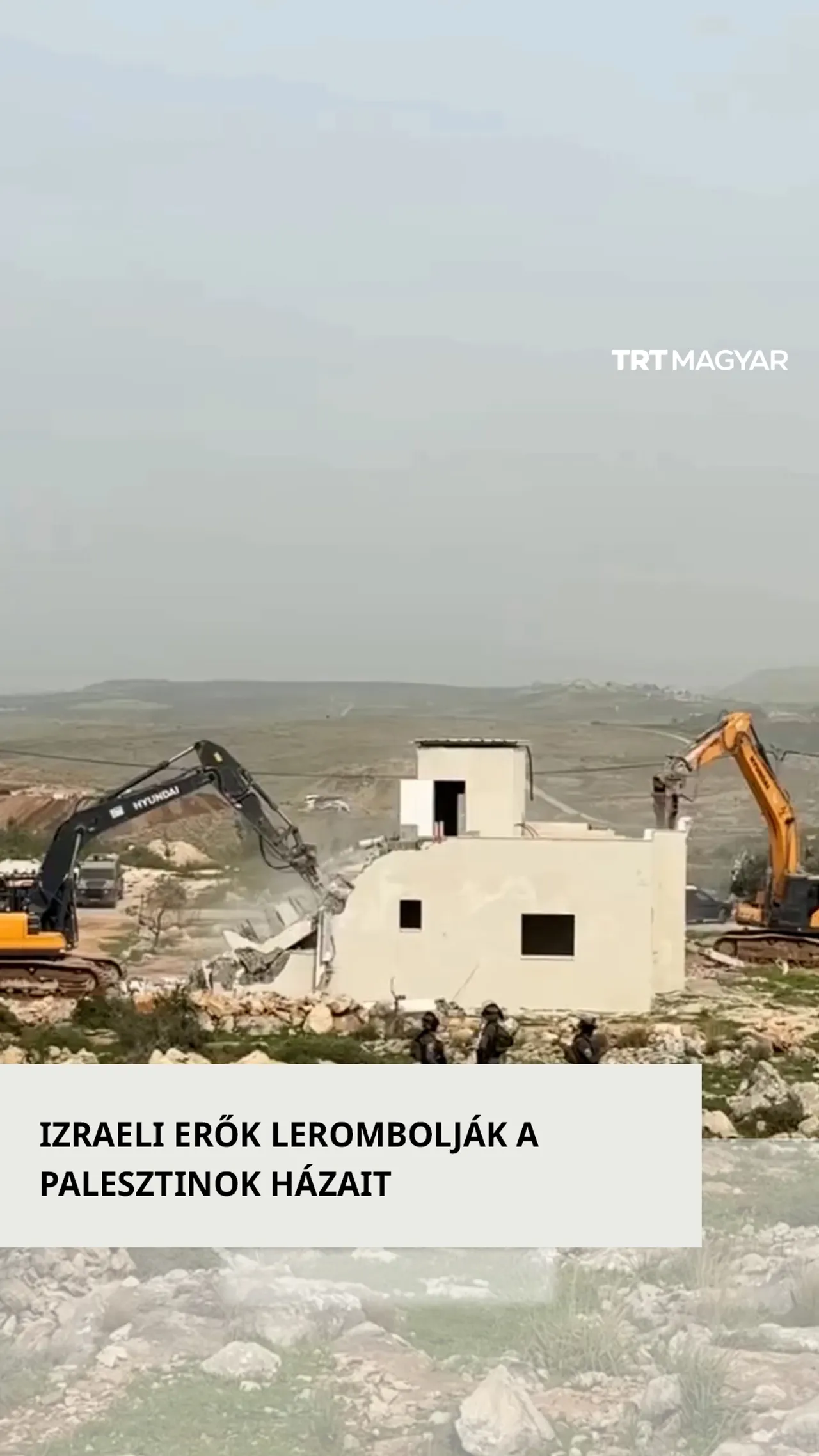 Egy palesztin férfi Allahhoz imádkozik, miközben az izraeli erők lerombolják családja házát