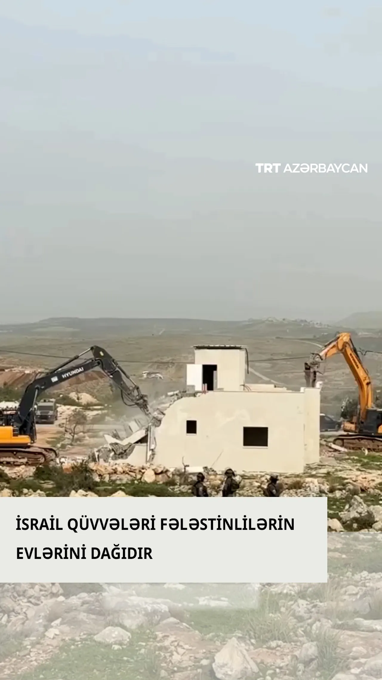 İsrail qüvvələri ailəsinin evini dağıdarkən fələstinli kişi Allaha dua edir