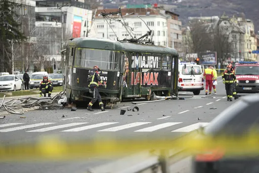Трамвај излета од шините во Сараево: Едно лице загина, повеќемина се повредени