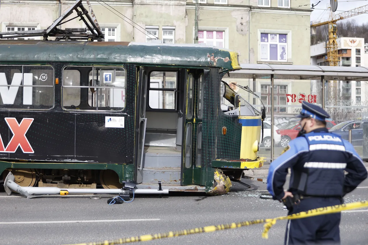 U teškoj saobraćajnoj nesreći prilikom iskakanja tramvaja iz šina poginula muška osoba 2003. godište