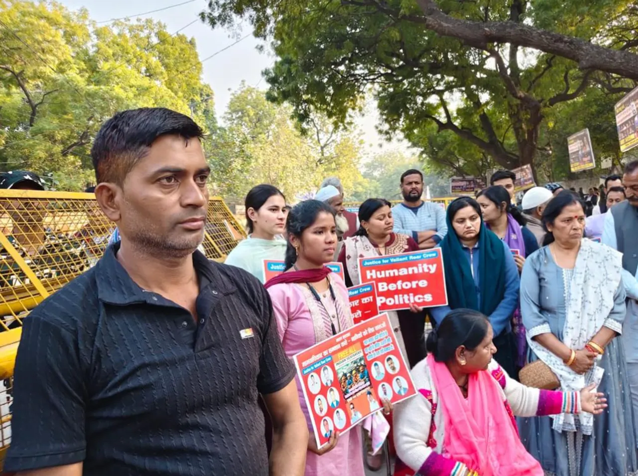 ईरान में हिरासत में लिए गए भारतीय नाविकों के परिवारों ने विरोध प्रदर्शन किया और रिहाई की मांग की।