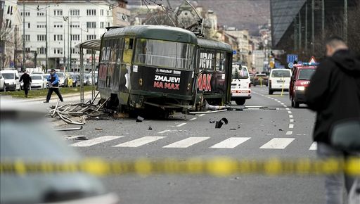 Tramvaji del nga shinat në Sarajevë  Një person i vdekur dhe disa të lënduar