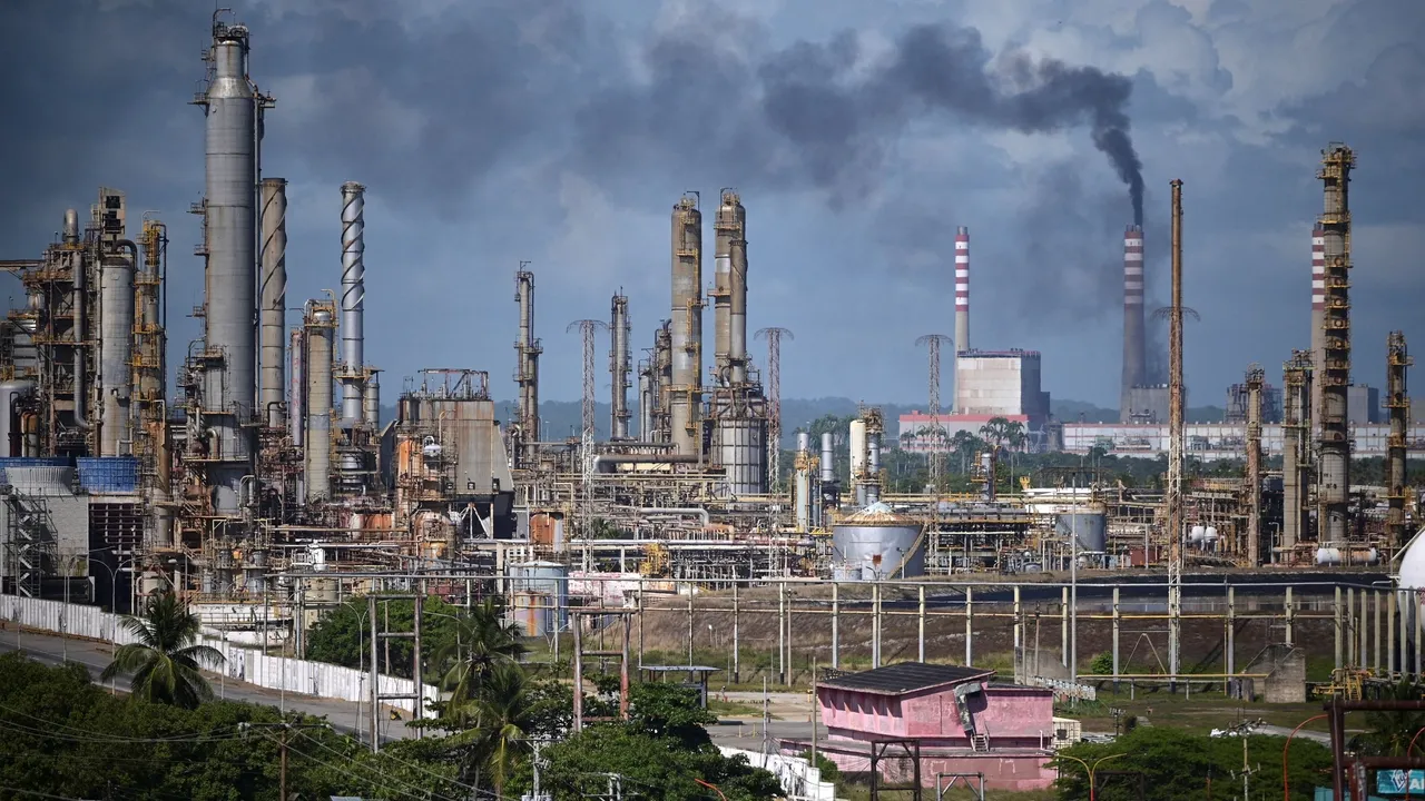 مخاوف التوتر الأمريكي-الإيراني ترفع أسعار النفط رغم زيادة المخزونات