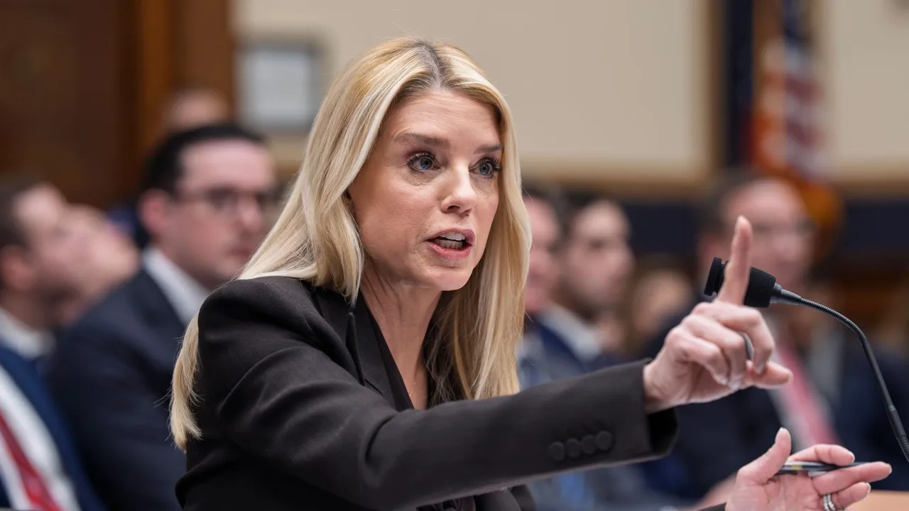 Бонди в конгрессе: «Вы извинились перед Трампом?»