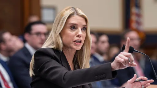 Бонди в конгрессе: «Вы извинились перед Трампом?»