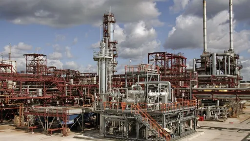 Украина повредила главный НПЗ севера России