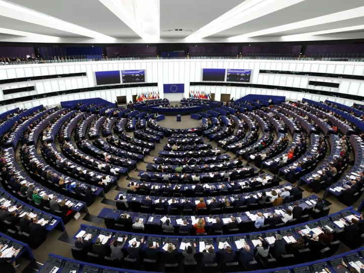 Parlamento Europeu aprova acordo de ajuda de US$ 107 mil milhões à Ucrânia na guerra contra a Rússia