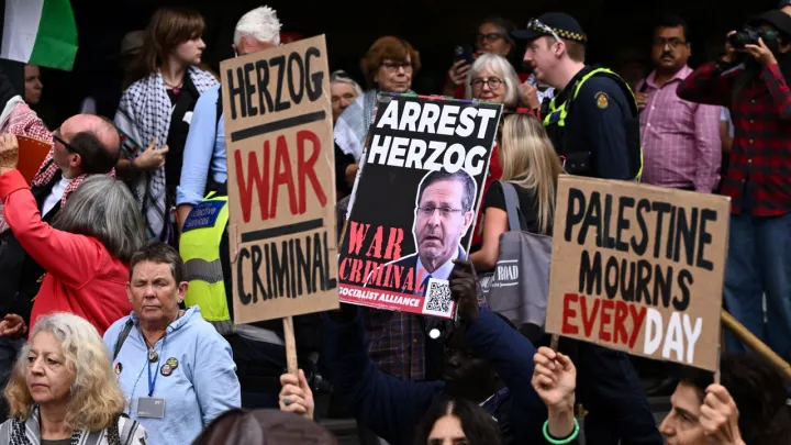 Novos protestos em Melbourne enquanto Herzog termina visita à Austrália
